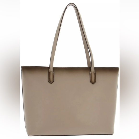 VALENTINO shopper bag with spacious main compartment (NWT)
New with tag! - Picture 2 of 3